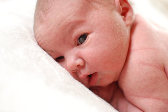 Bebekler, doğumdan itibaren ses uyarıcısına tepki gösteriyor. -