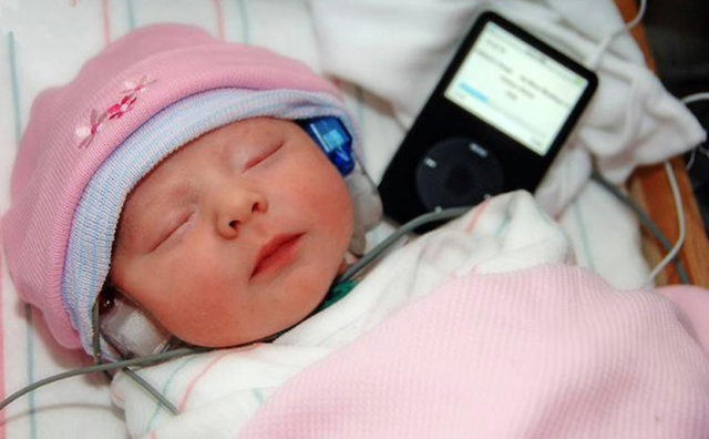 Üç aydan küçük bebekler müzik dinlediğinde çok fazla tepki göstermezler; üçüncü aydan itibaren bebek, bazı hareketlere sesin eşlik ettiğini anlamaya başlıyor.