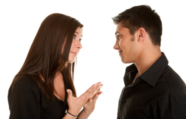 Konuşurken başkaları hakkında dedikodu yapanlar