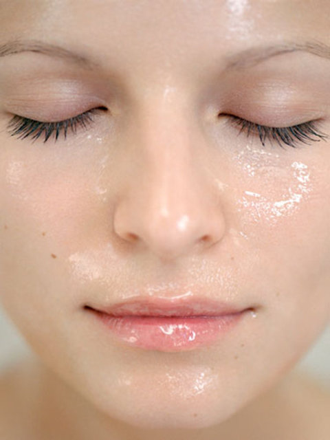 Alfa hidroksi asitli ürünler, derinin üst katmanını hafifçe soyarak üst deriyi uzaklaştırmaya yardımcı olur.