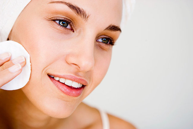 Retinol içerikli ürünler, yağ üretimini kontrol etmeye yardımcı olur.