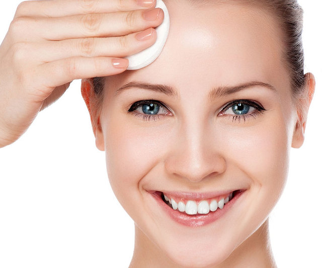 Yağ salgısı fazla olan kişilerde retinol içerikli ürünler ve alfa hidroksi asitli ürünlerin  - aralıklı kullanımı ile sorunu kontrol altına alabilirsiniz.