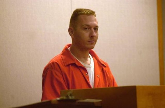 Kült suç çetesi 'Vampir Klanı'nın çete başı Rod Ferrell kız arkadaşının çete üyeliğine kabul edilebilmesi için kızın anne ve babasını öldürdü.