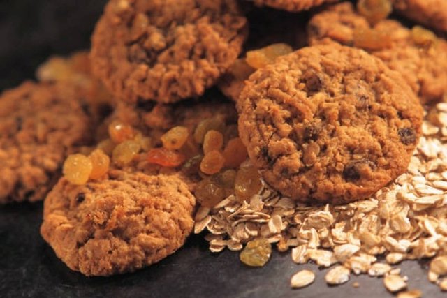 "Düşük yağlı" ifadesini daha sağlıklı bir seçenek olarak görürüz ancak eğer bu ifade "yüksek şekerli" anlamına geliyorsa, kesinlikle yaklaşmamak lazım. -