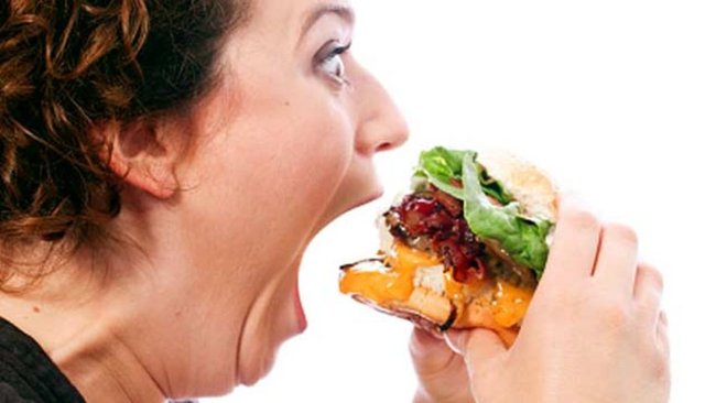 Vücut yiyeceği hızla sindirdiği için acıkırsınız; daha da mideniz kazınır ve dolayısıyla iniş-çıkışlar devam eder.