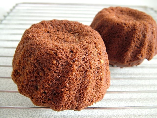 Örneğin, kahveli kek ve şeker gibi şeker eşiği yüksek şeyleri düzenli olarak yiyorsanız ya da her gece paketlenmiş bir kaç kek yiyorsanız, ilk olarak bunlardan kurtulun.