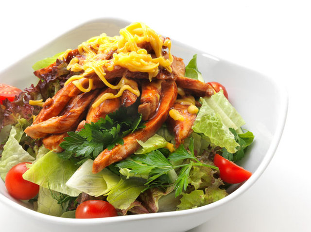 Öğle yemeği içinse tavuklu yeşil salatayı ( ekmekten ve şekerli gıdalardan kurtulun ) tercih edin. -