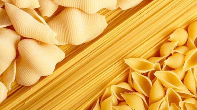 Örneğin, ekmek, makarna ve pirinç. Hem basit, hem kompleks karbonhidratlar kan şekerinizi etkileyerek, kilo kaybınızı önleyebilir.