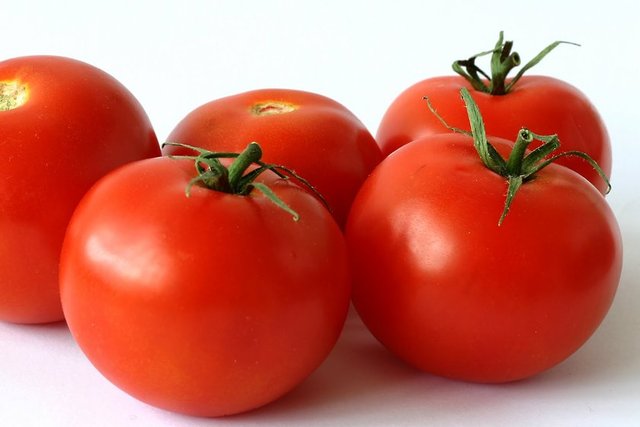 Bol miktarda C vitamini içeren domates, saçlarınızın oluşumunda temel yapı taşı olan kolajenin üretilmesinde etkin rol oynar.