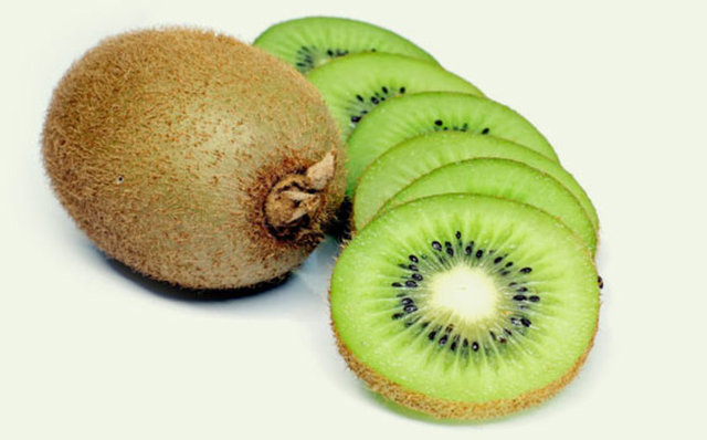 Sağlıklı saçlara sahip olabilmeniz için tüketmeniz gereken C vitamini kaynağı kivi,