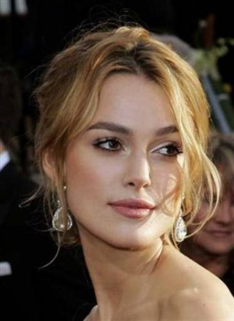 Uzun bir süredir doğal haline bırakılmış kaşlar oldukça trend.