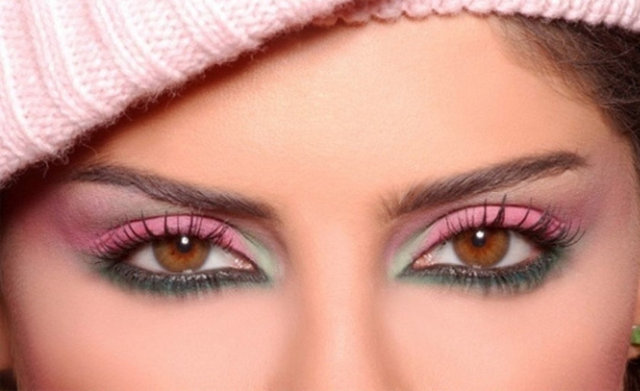 Kaşlarınızın boş kısımlarını kalemle doldururken kalın çizgiler yapmak yerine, küçük ve hafif dokunuşlarla daha doğal bir görünüm elde edebilirsiniz.