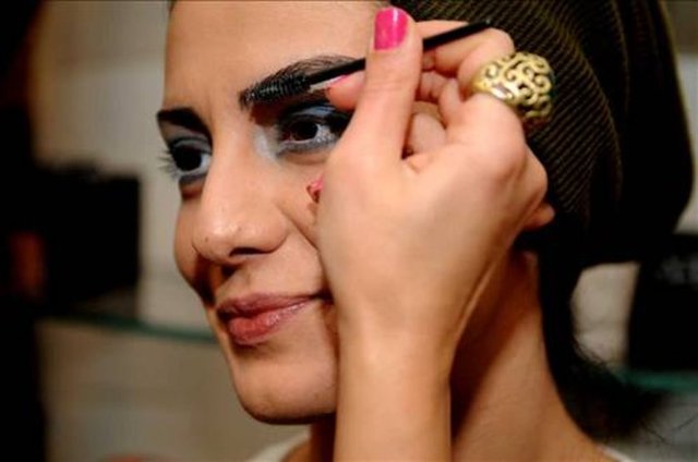 Kaşlarınızın aralarında boşluklar varsa kaş kalemiyle hafifçe doldurun ve bir saç spreyi yardımıyla kaşlarınız sabitleyin.