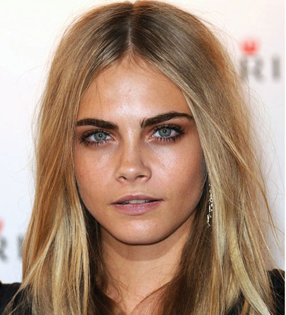 Podyumların kraliçesi Cara Delevingne, hiç almadığı kaşlarıyla pek çok kadına bu konuda ilham veriyor.