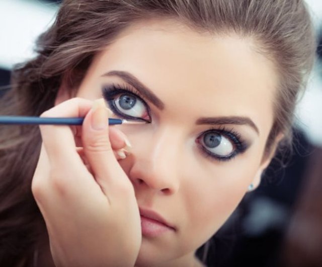 Dağınık kaşlarla uğraşmak ve şekil vermek oldukça zorlu bir iştir. Kaşlarınızı kendi başınıza istediğiniz şekle sokamıyorsanız, mutlaka bir kaş uzmanına danışın.