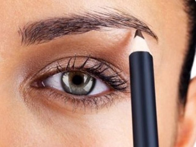 Kaşların alt kısmına uygulanan aydınlatıcı kaş kalemleri, bakışlarınızı belirginleştiriyor ve ortaya muhteşem bir kaş çıkıyor.