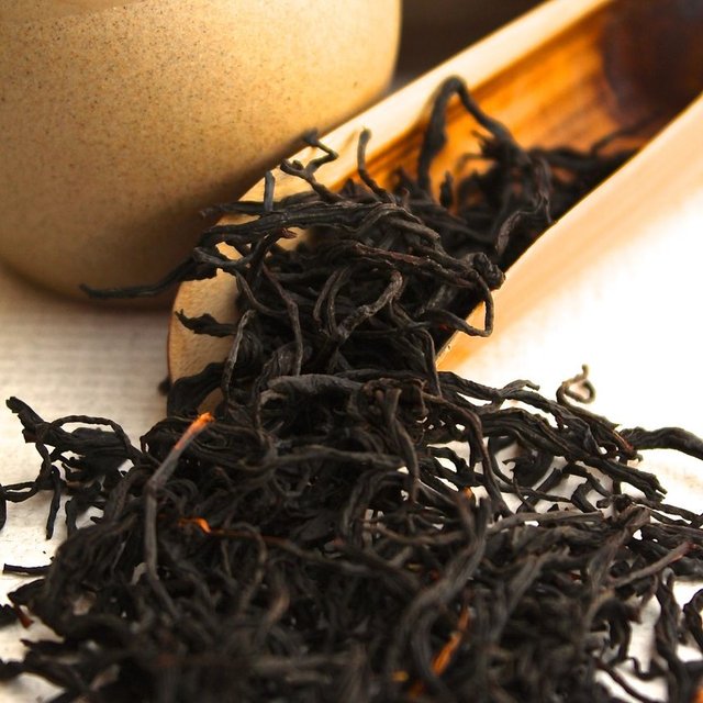 New Jersey'deki Rutgers Üniversitesi'nde yapılan bir çalışma, siyah çayın içeriğinde bulunan theaflavinler-antioksidanlar ile yoğun egzersiz sonrası kas ağrılarına iyi geldiğini gösteriyor.