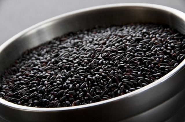 Enflamasyonu azaltıcı etkisi olan siyah pirinç, demir başta olmak üzere mineraller, posa ve protein yönünden de çok zengin.