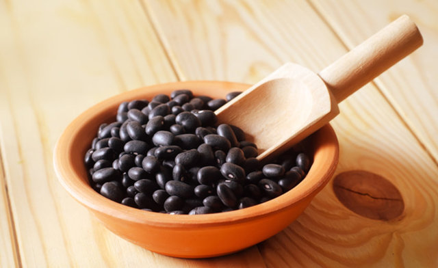 1-Siyah fasulye:   Protein, lif ve vitamin içeriği tıpki diğer fasulyeler gibi zengin olan siyah fasulyeyi özel kılan, siyah ceketi.