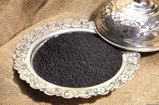 En önemli bileşiği olan thymoquinone astımdan romatizmaya, bronşitten sindirim sistemi hastalıklarına birçok soruna iyi geliyor.