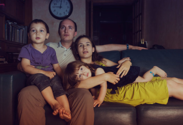 7. Evliliğiniz çocuklarınızın etrafında dönmeli: On yıllar önce aileler çocuklarını görmezden gelir ve "Çık dışarı oyun oyna ve bir saat sonra gel" gibi şeyler söylerdi.