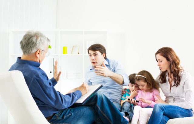 4.Evlilik terapistine gitmek, kötü bir işarettir: Eğer sorunlarınızla ilgili konuşmaz ve çözmeye çalışmazsanız problemleri daha da arttırırsınız. Sorunlu bir çift tedaviye ne kadar erken başlarsa, sorunları düzeltmek de daha o kadar kolay olur.