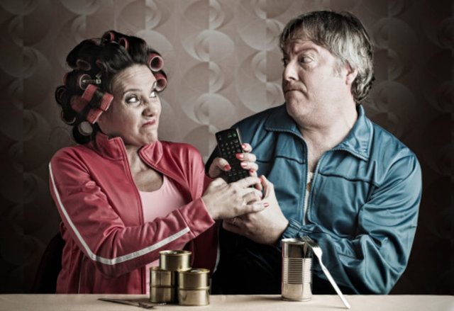 5. Evin geçimini erkek sağlar: Bazı erkekler, karılarının kariyer hırslarından gurur duyar ve onları destekler. Bazı erkekler ise görünüşte destekleyici durur ancak profesyonel başarılarınız onların daha az erkeksiz hissetmesine neden olur.