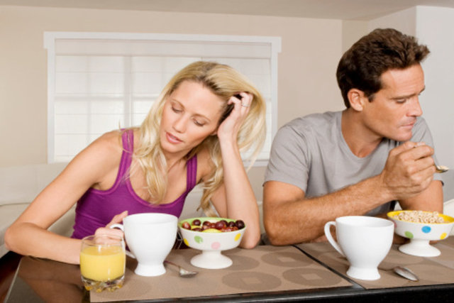 9. Bir evlilik sadece iki kişi arasındadır: - Kadınlar da erkekler de eski sevgilileriyle arkadaş kalır ve yeni eşten olma çocuklarla sağlıklı ilişkiler geliştirir.