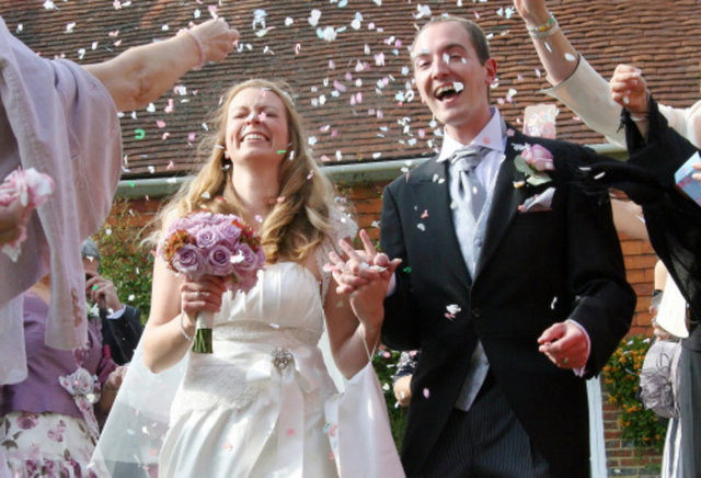 "Kadın, kocası ve çocuklarının ihtiyaçlarına öncelik vermesi için teşvik edilirdi. Ancak bunu yaparsanız gücenmiş hissedersiniz" diyor evlilik ve aile terapisti Dan Beaver. Düşkırıklığınız kendini başka yollarda açığa vurur;