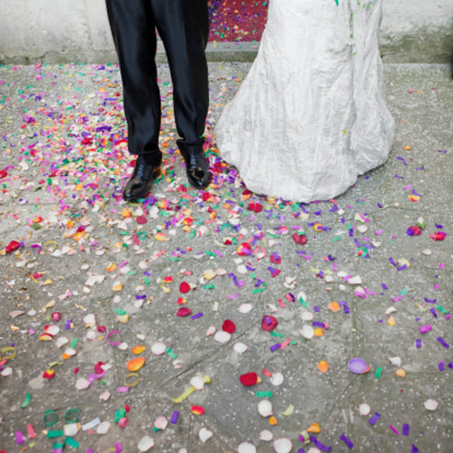 Ancak şimdi işler değişti. Başka bir deyişle, eğer korktuysanız bunu eşinize söyleyin. Her zaman sert ve cesur görünmek zorunda değilsiniz. Şüphelerinizi ve korkularınızı kabul etmek eşinizi size daha fazla yaklaştırır.