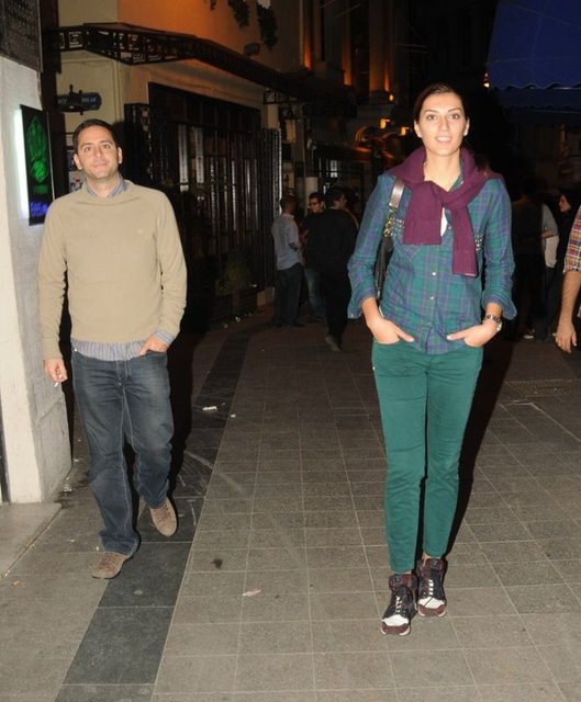 Orkun Darnel'in ilk eşinden Zeynep adlı bir kızı, Özge Özberk'in de ilk eşi Hayim Sadioğlu'ndan Leo adında bir oğlu var.