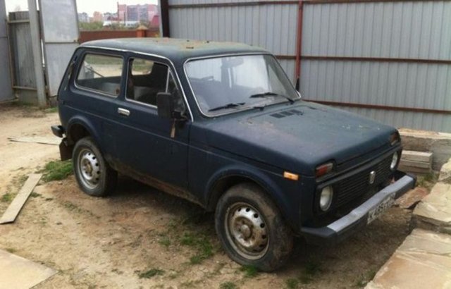 700 liraya hurdadan aldı... - Rusya'da bir kişi teknesini taşımak için hurdadan aldığı cipi yeniden yarattı.