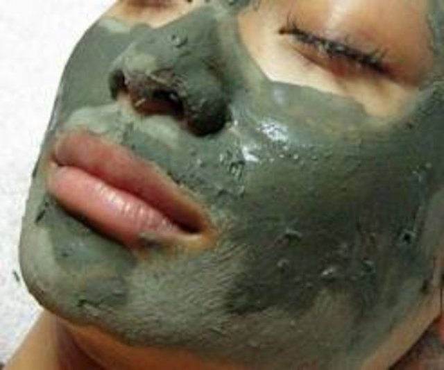 Toz halindeki deniz yosunu; kil, misket limonu suyu ve balla karıştırılarak nemlendirici bir tedavi için kullanılabilir. -