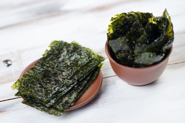 Doğal bir cilt yenileyici olan deniz yosunu, dolaşımı ve toksin atımını canlandırır; bu da selülit görüntüsünü azaltmaya yardımcı olur. -