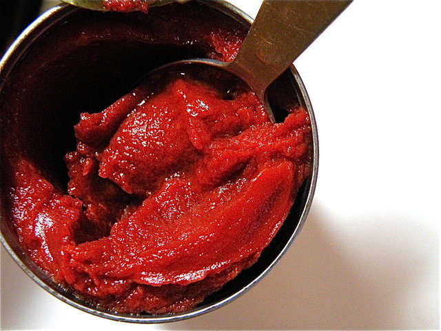 Araştırmalar, bu antioksidanın kollajen bozulmasını önlemesinin yanı sıra UV-kaynaklı güneş lekelerini azaltmaya yardımcı olabileceğini de gösteriyor.