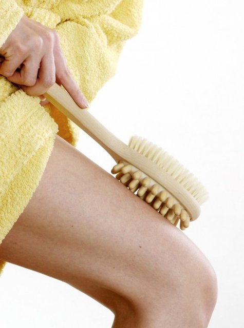 En iyi sonuç için, sabah duşundan önce, cildinizi kuruyken 5 dakika fırçalayın.