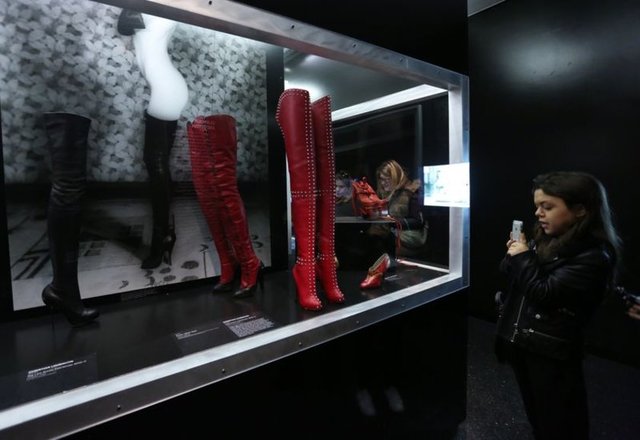 Brooklyn Müzesi'ndeki "Ölümcül Topuklar: Yüksek Topuklu Ayakkabı Sanatı" isimli sergide 160'ın üzerinde topuklu ayakkabı, bu aksesuarın tarih boyunca ifade ettiği sembolleri ve biçimsel değişimleri ortaya koyuyor.
