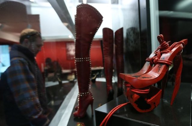 Moda tarihinin en önemli aksesuarlarından olan yüksek topuklu ayakkabıların tarih boyunca geçirdiği evrim, New York'ta düzenlenen bir sergide sanatseverlerin ilgisine sunuldu.