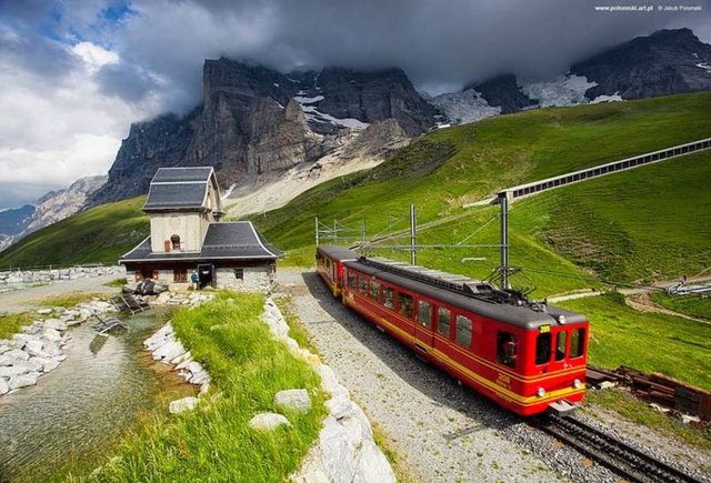 Jungfraujoch Demiryolu - İsviçre'nin en güzel şehirlerinden biri olan Interlaken'de yer alan Jungfrau tren yolu görenleri büyülüyor.