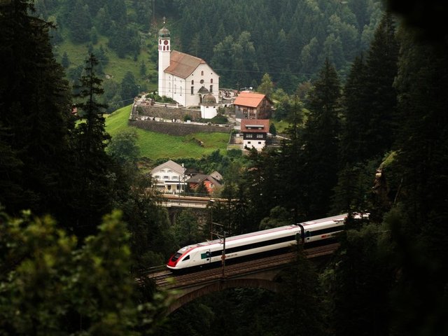 Ayrıca yeni ve özel dekore edilmiş trenler de basın mensuplarına tanıtıldı. Trende yolculuk eden kişilerse asla bozulmayan dağ manzarası eşliğinde seyahatlerini gerçekleştirebilecek.  -  -