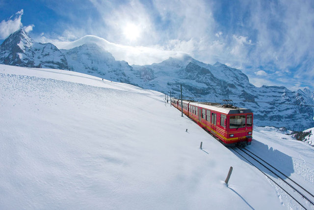 Bugün günde ortalama 5 bin kişi tarafından ziyaret edilen Avrupa'nın en yüksek tren istasyonu Jungfraujoch'un (3454 m) eşsiz bir mühendislik ürünü olduğu ortada.