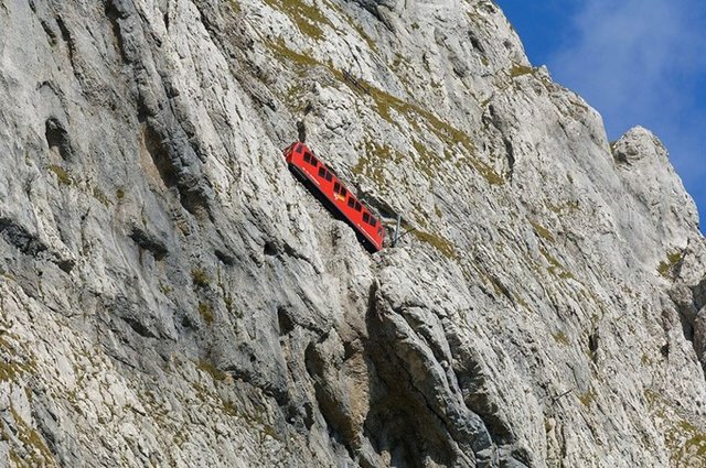 1904 yılında açılan Albula hattı 67 km uzunluğunda, 42 tünel ve 144 viyadükten oluşuyor.