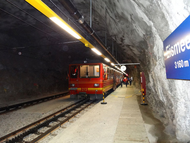 Jungfrau demiryolu, 7,5 kilometrelik tünelde bin 500 metre irtifa kazanılıyor.