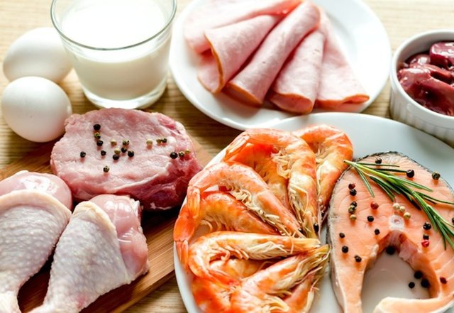 Protein açısından zengin besinler uzun süreli tokluk hissi yaratır ve ghrelin seviyenizi bastırır.