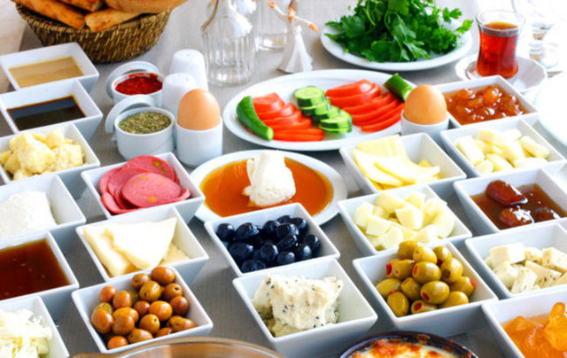 Yapılan bir araştırma yüksek kalorili bir kahvaltı yapan kişilerin gün boyunca %33 oranında daha az ghrelin ürettiğini ve daha uzun süre tok hissettiğini kanıtlamıştır.