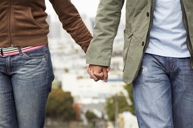 6. Birisini seven insanlar daha güvenilir bir karakter kazanır