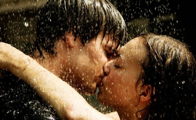 Uzun süreli ilişkisi olan insanlarda sevdiğinin kendisinin öptüğünü düşünmek bile stresin azalmasını sağlar.