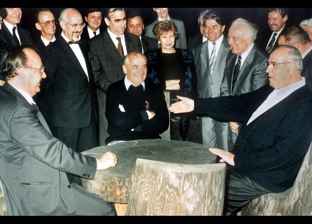 7 Ekim 1989'da Berlin'in doğusunu ziyaret eden dönemin Sovyet lideri Mihail Gorbaçov ise dolaylı reform çağrısı yapmıştı.