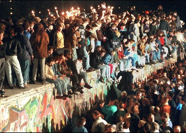 Duvarın 9 Kasım 1989'da yıkılması ardından Doğu ve Batı Almanya 3 Ekim 1990 tarihinde tek devlet haline gelmiş ve böylece 41 yıllık bölünme son bulmuştu.
