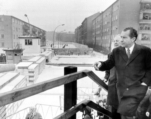 1989 yılının 9 Kasım'ına gelinceye kadar bir dizi gelişme duvarın yıkılacağının sinyalini vermişti.